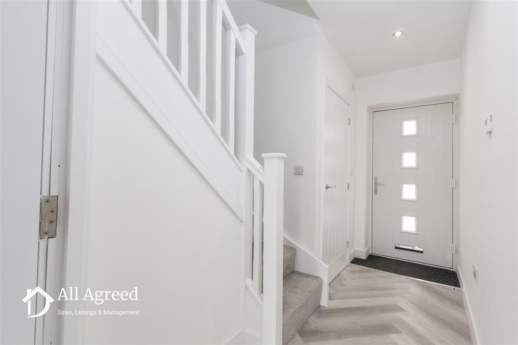 Property photo 2 of 15 Entrance Hall