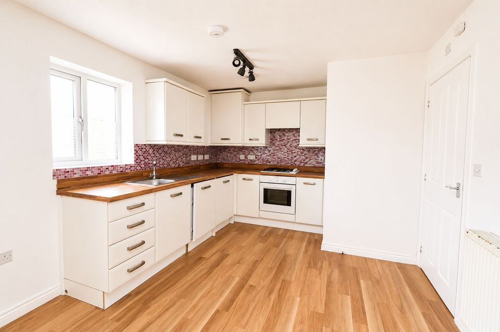 Property photo 3 of 11 Kitchen