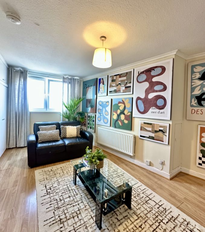 Property photo 3 of 8 Living (B)