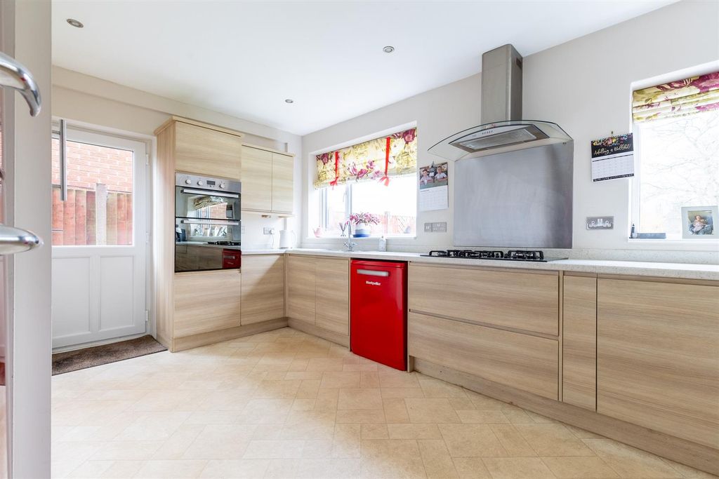 Property photo 3 of 25 7Weaverside-6.Jpg