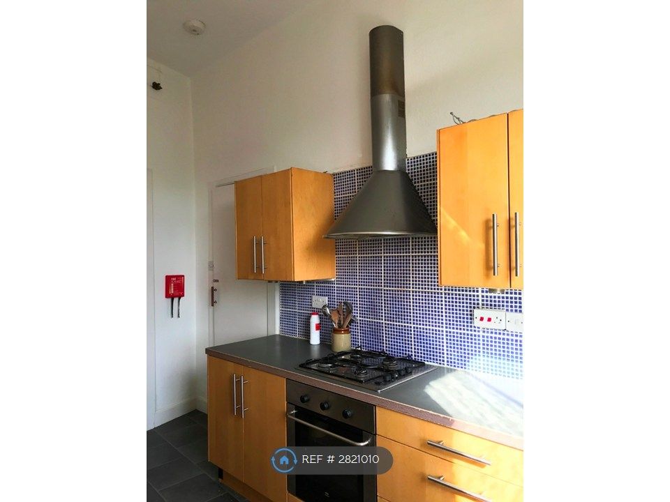 Property photo 2 of 32 Stylish Kitchen With Dining Table &amp; Lounge Area