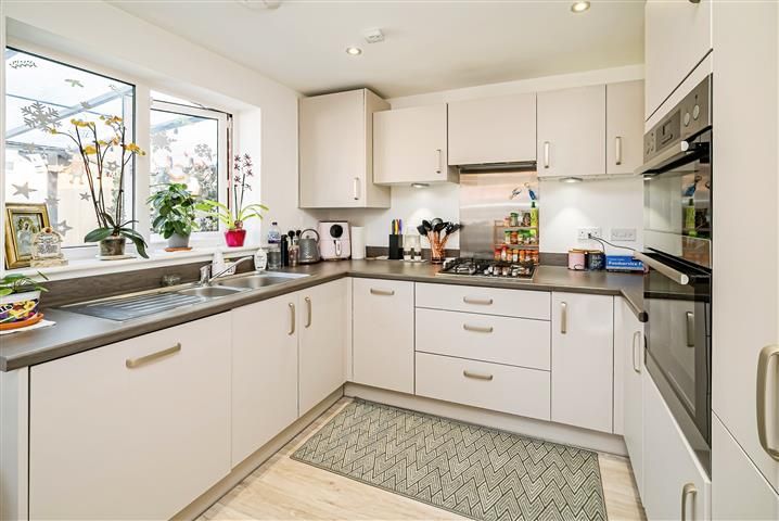 Property photo 3 of 11 Kitchen