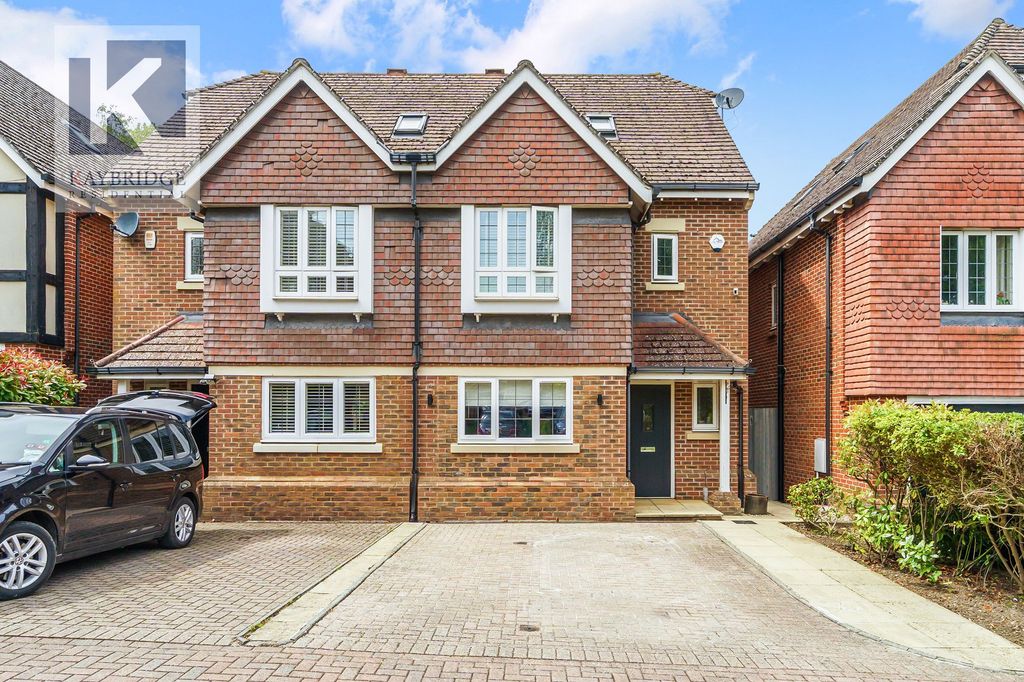 Property photo 1 of 16 Poplar Close, Epsom - Kt17 3Lh