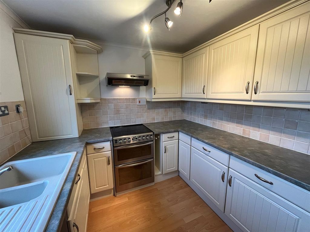 Property photo 3 of 12 Kitchen