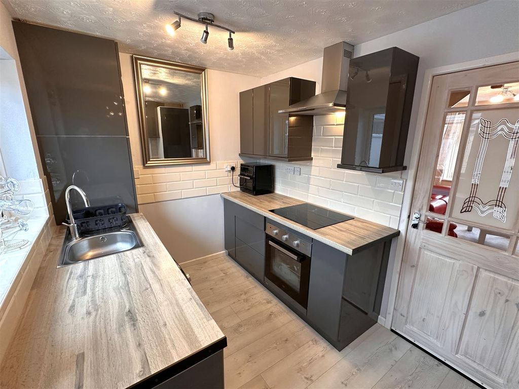 Property photo 2 of 17 Superb Modern Kitchen 463