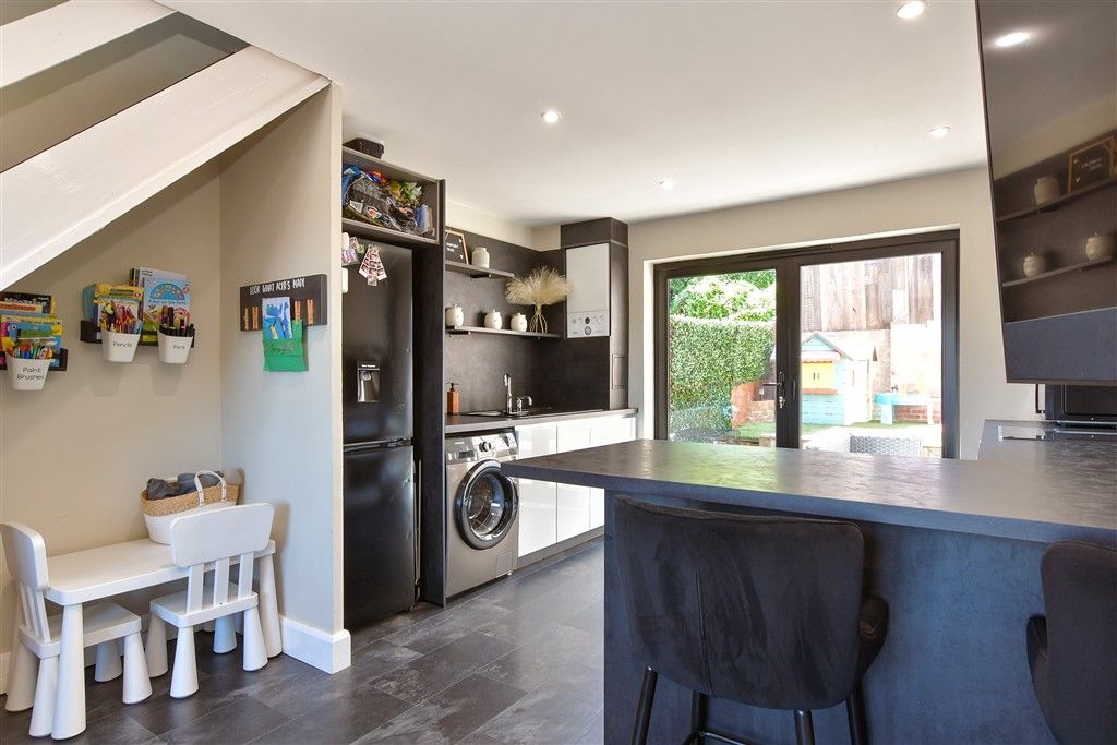 Property photo 3 of 10 Kitchen