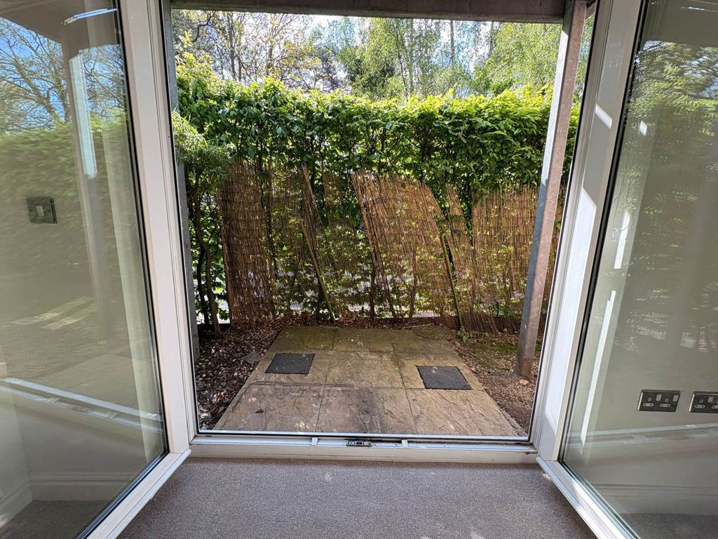 Property photo 3 of 7 Outside Space