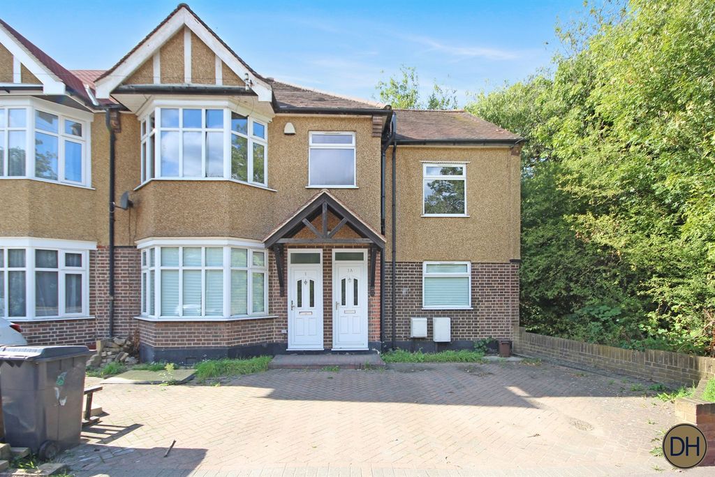 Property photo 1 of 11 Woodford New Road