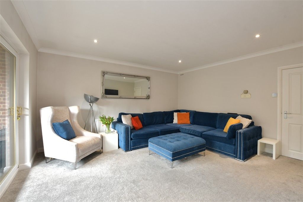 Property photo 3 of 12 Lounge