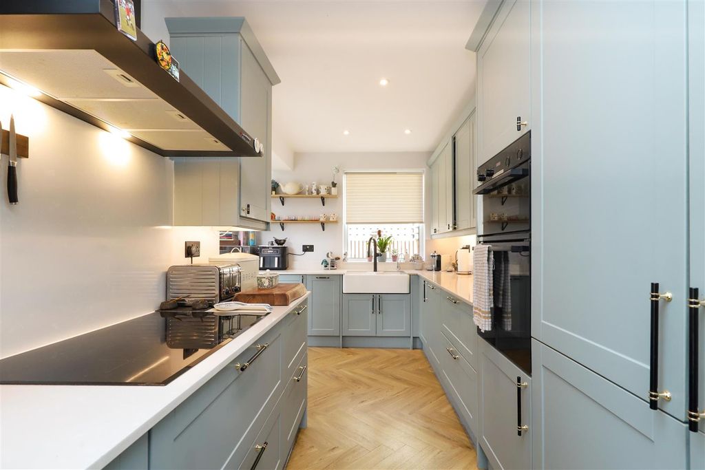 Property photo 3 of 14 Kitchen