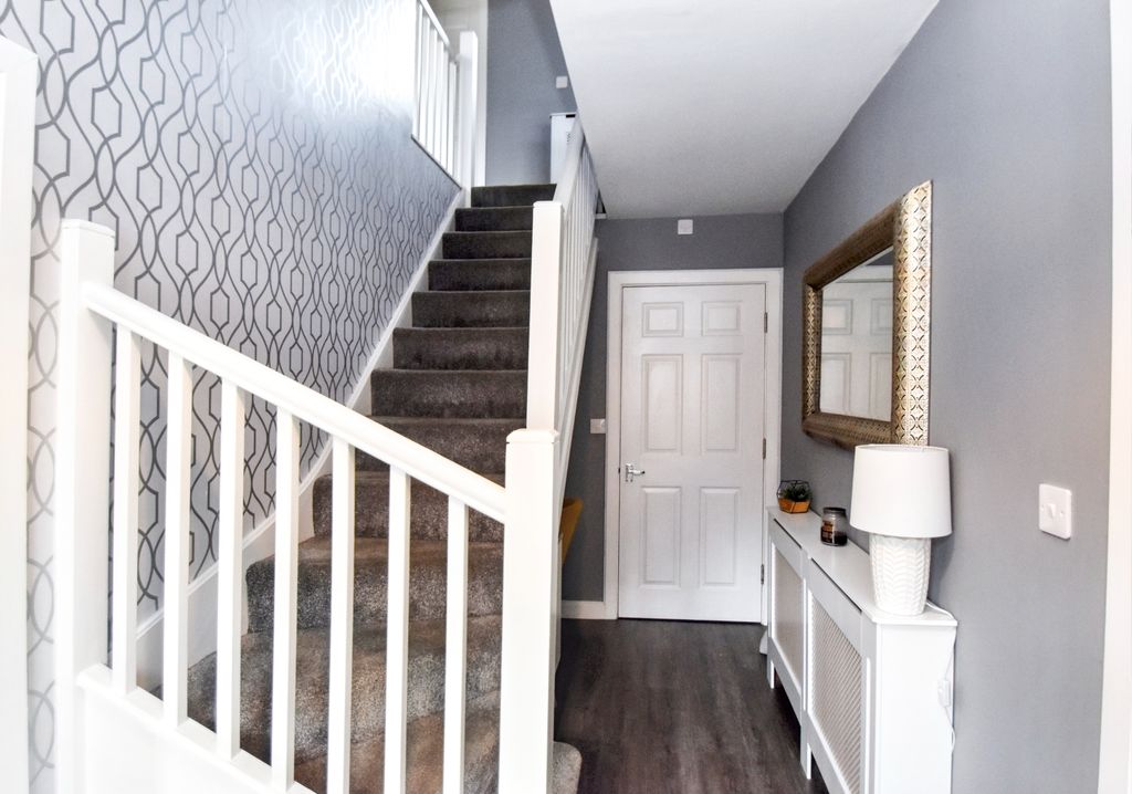 Property photo 3 of 21 Hallway