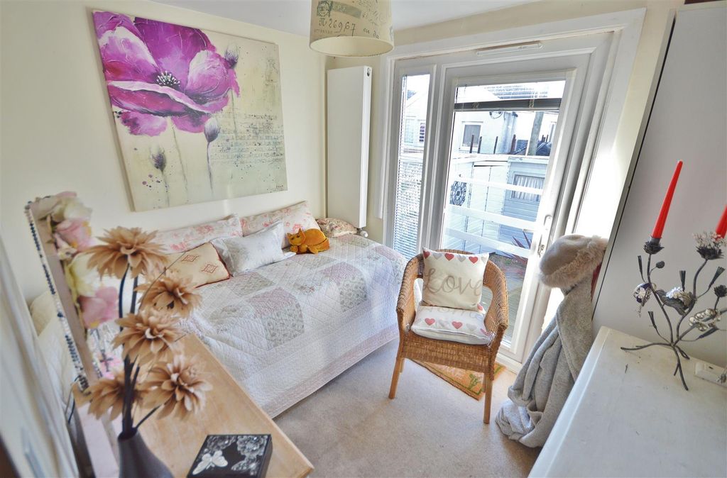 Property photo 3 of 10 Bedroom