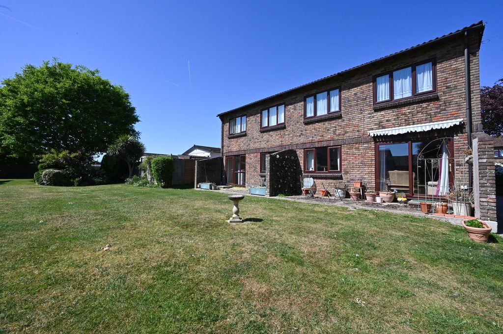 Property photo 1 of 11 Communal Gardens