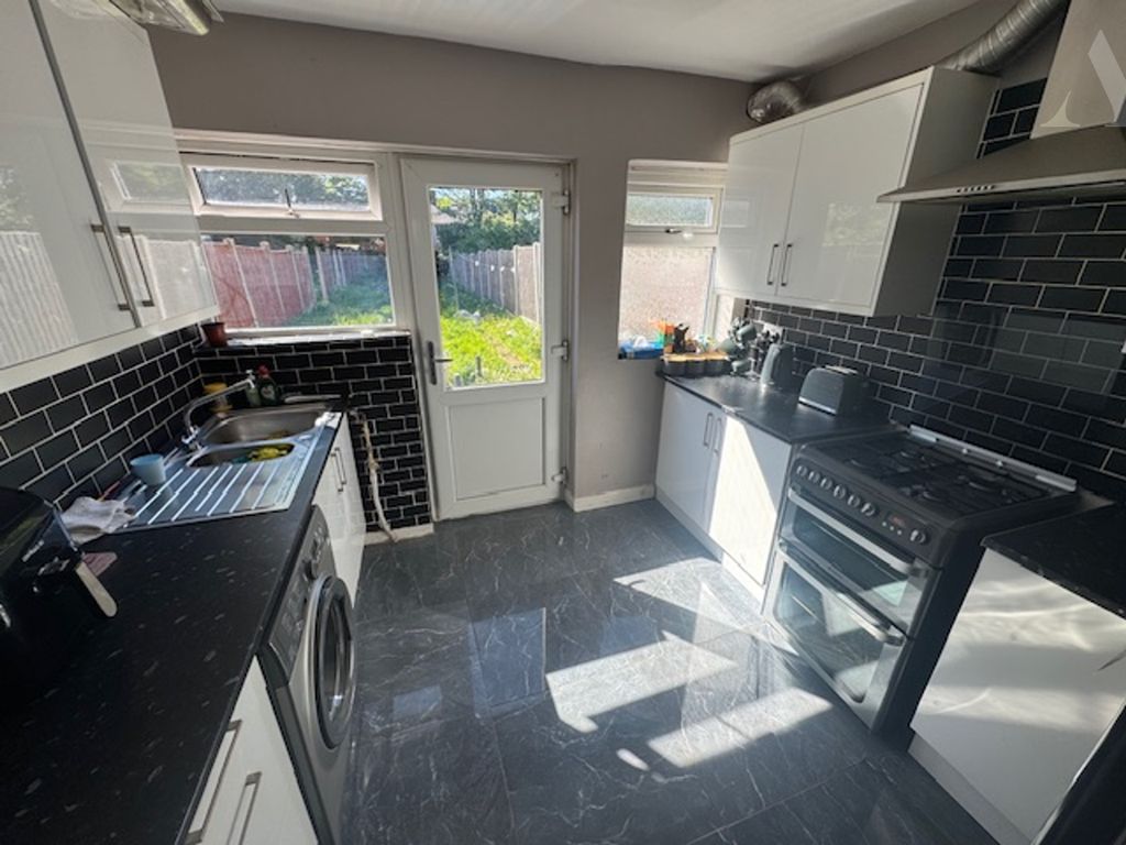 Property photo 3 of 8 30 Jephcott Close Kitchen.Jpeg