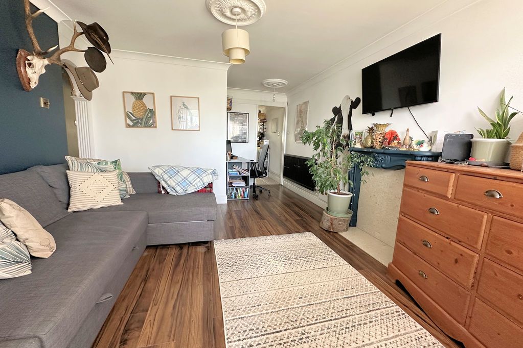 Property photo 2 of 16 Lounge