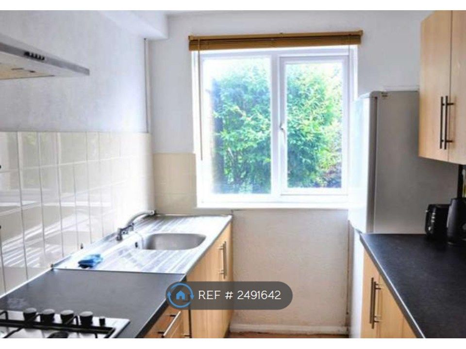 Property photo 2 of 9 Fully Fitted Kitchen