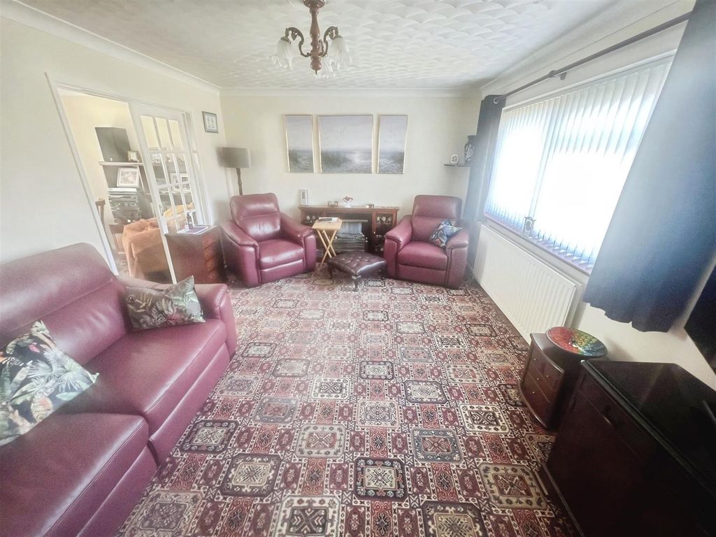 Property photo 3 of 20 Lounge