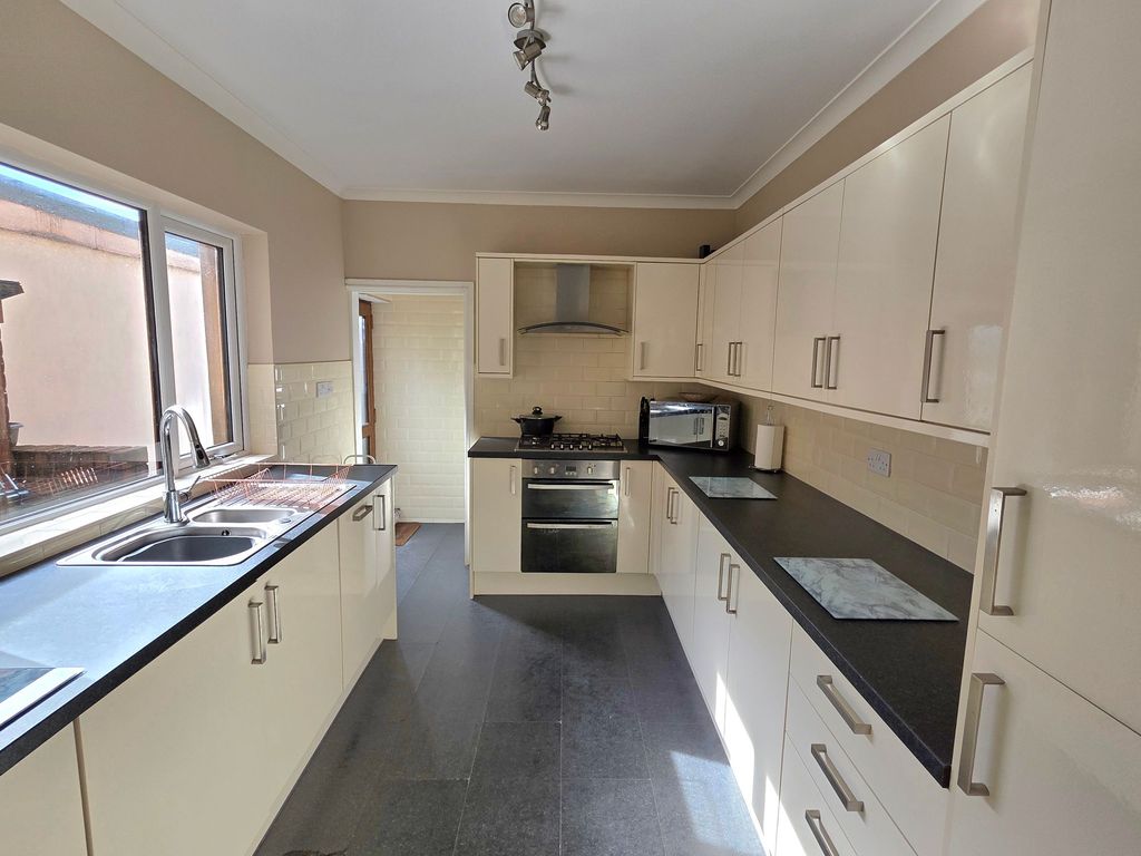 Property photo 2 of 17 Kitchen