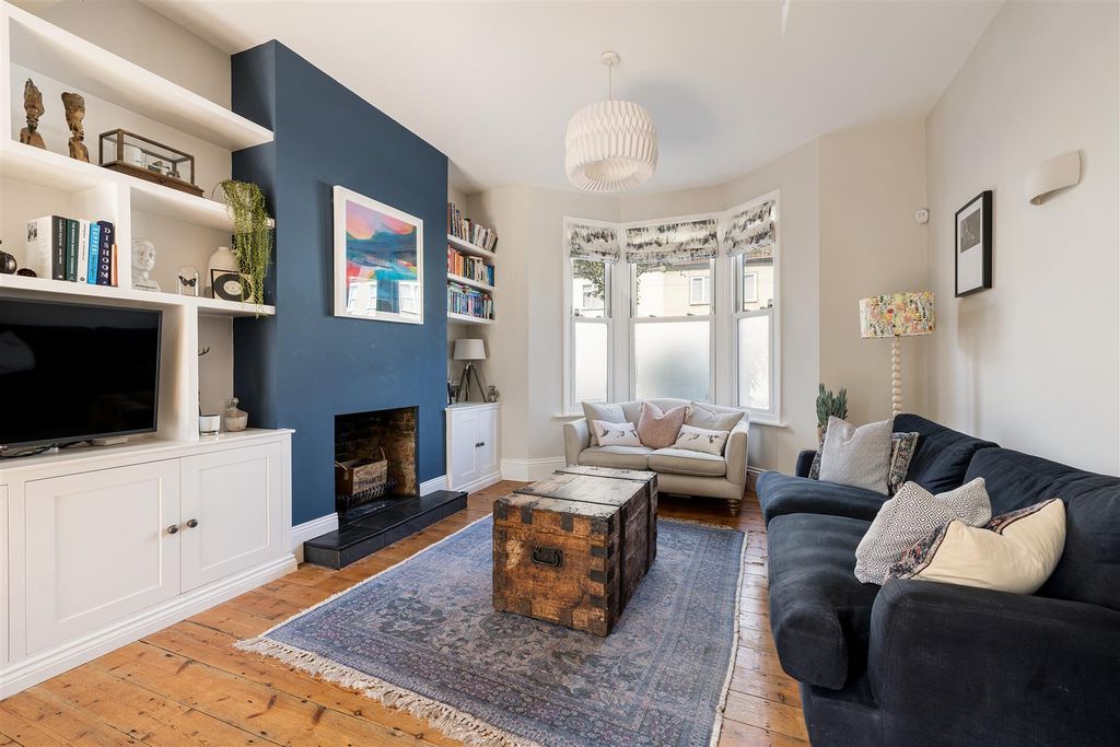 Property photo 2 of 29 Ramsay Road E7