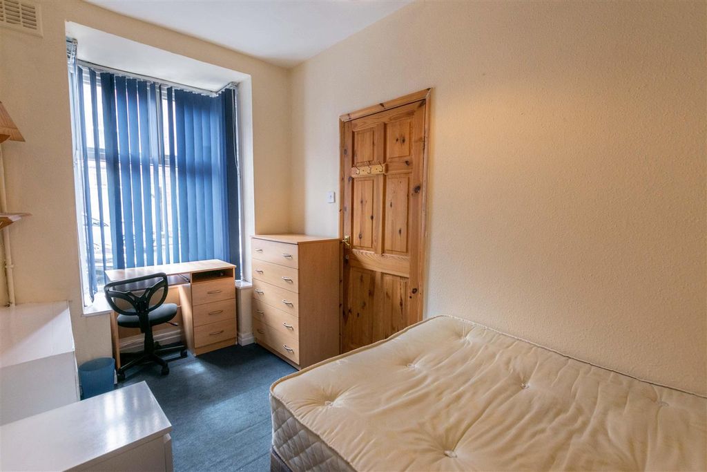 Property photo 3 of 19 Approach