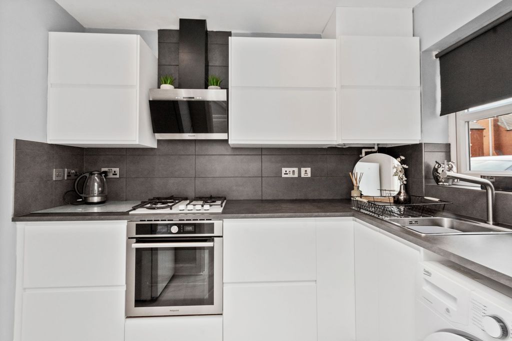 Property photo 3 of 28