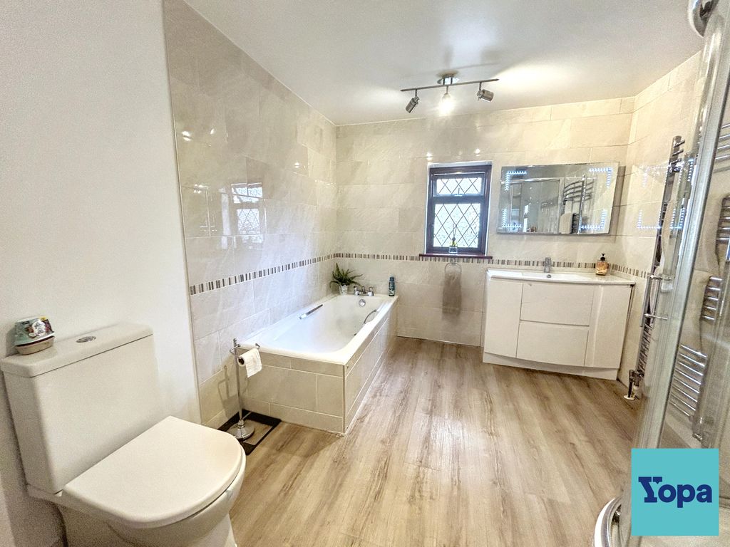 Property photo 3 of 17 Bathroom