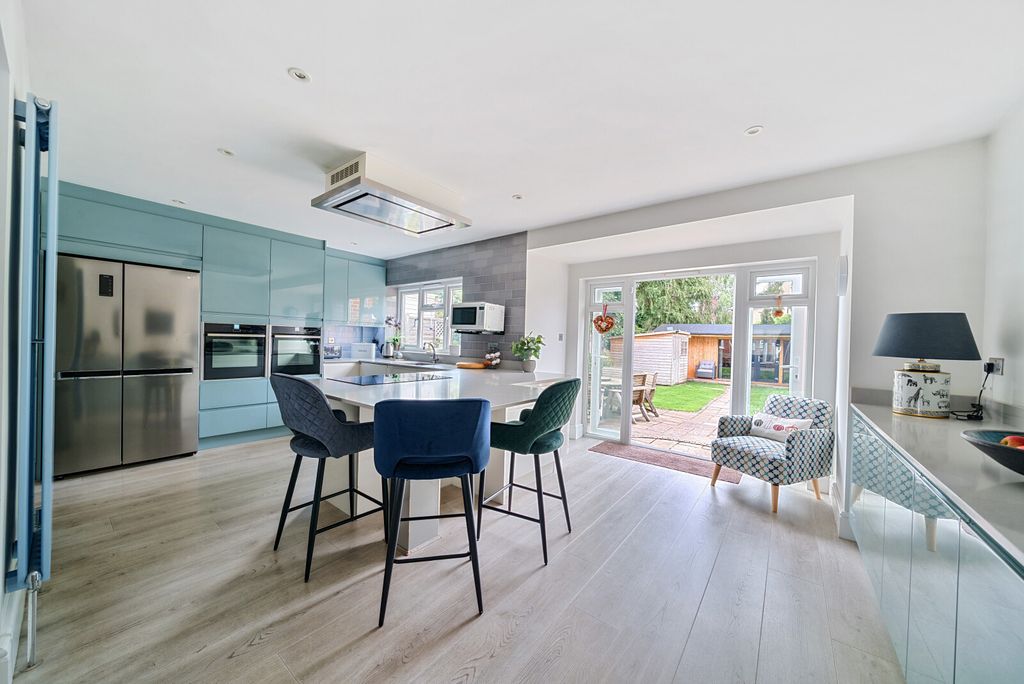 Property photo 3 of 17 1298323-26-682F58...