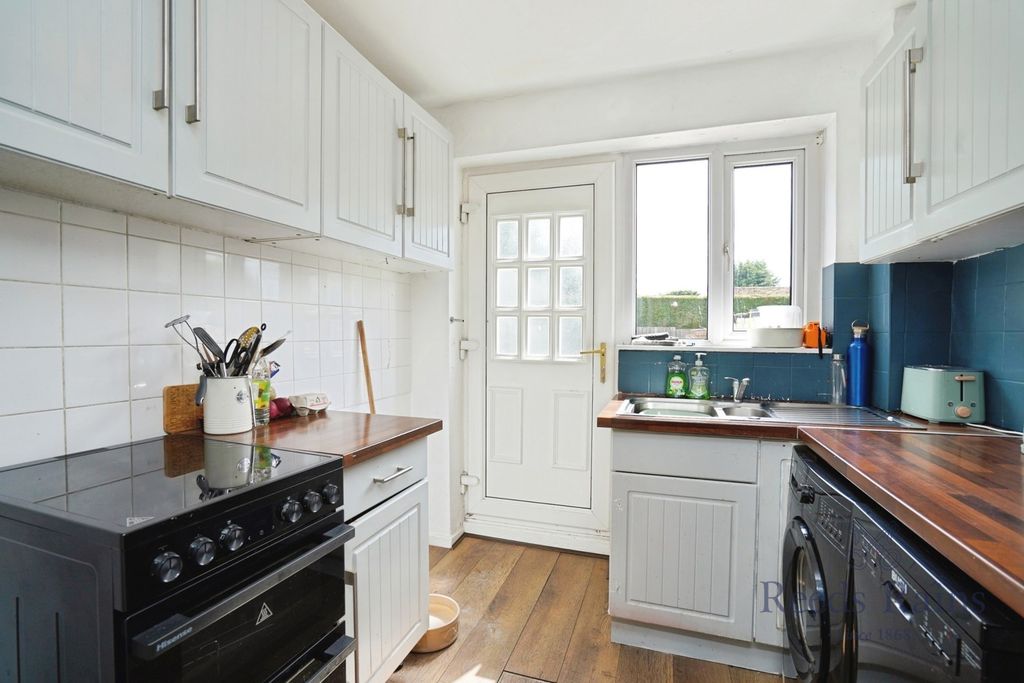 Property photo 3 of 12 Kitchen