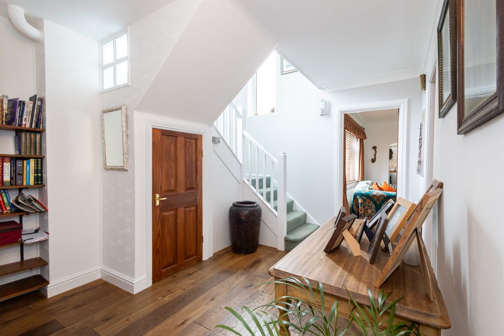 Property photo 3 of 34 Entrance Hall