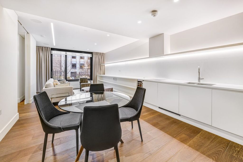 Property photo 3 of 14 Rathbone Square