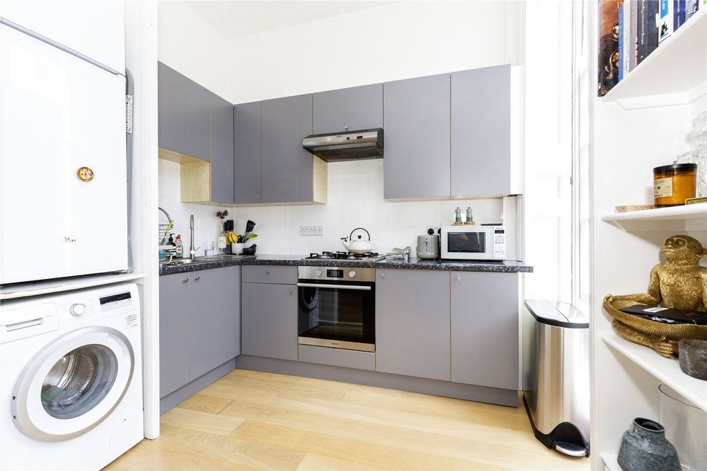 Property photo 3 of 18 Kitchen