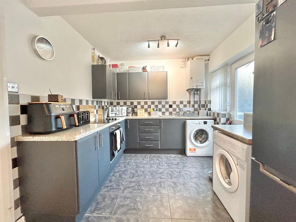 Property photo 3 of 11 Kitchen.Jpg