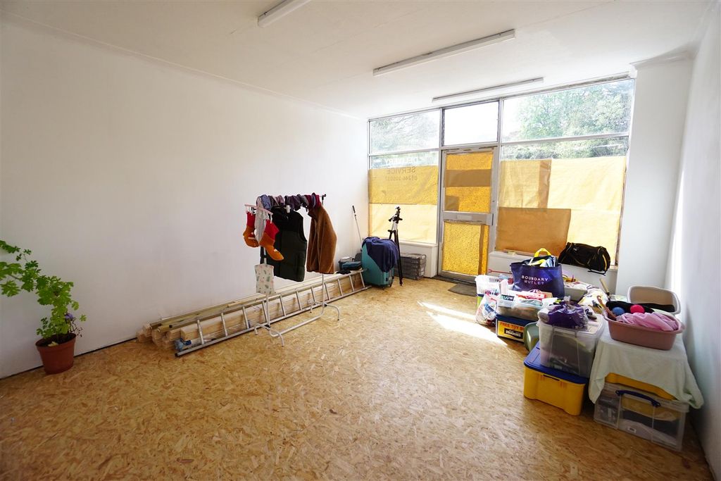 Property photo 3 of 16 Shop