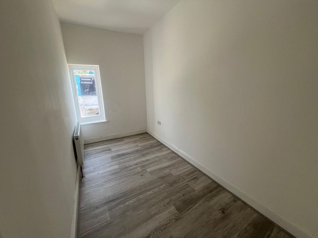 Property photo 1 of 7 2 Bed Flat To Rent Dock Road, Tilbury Rm18