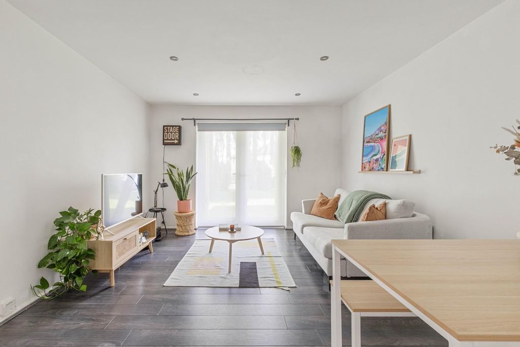 Property photo 1 of 15 13 Montana Gardens, Se26 - 10.Jpg