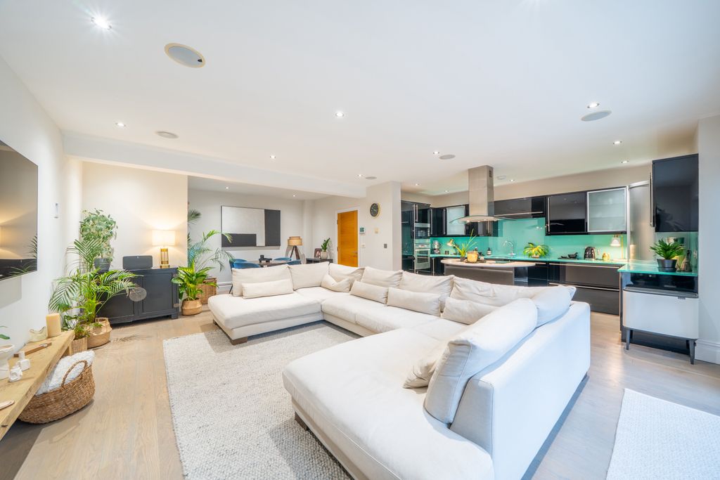 Property photo 3 of 32