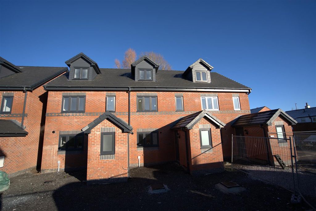 Property photo 1 of 17 7 Newton Gardens Use.Jpg