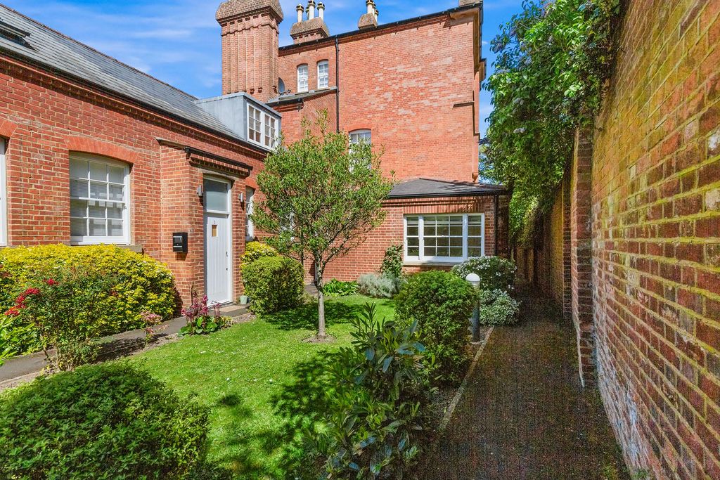 Property photo 1 of 15 842A1698