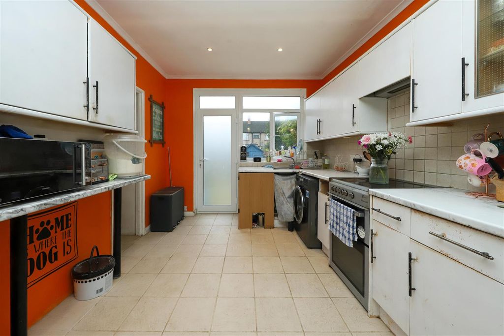 Property photo 3 of 10 Kitchen