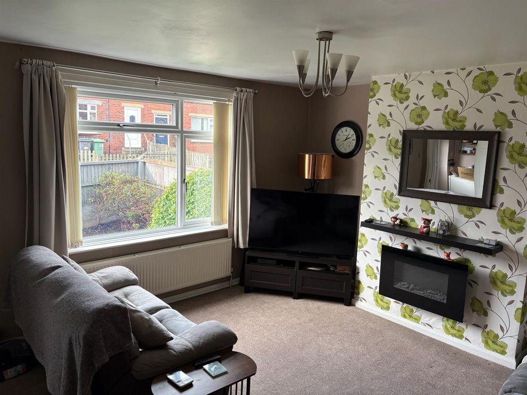 Property photo 3 of 13 Lounge