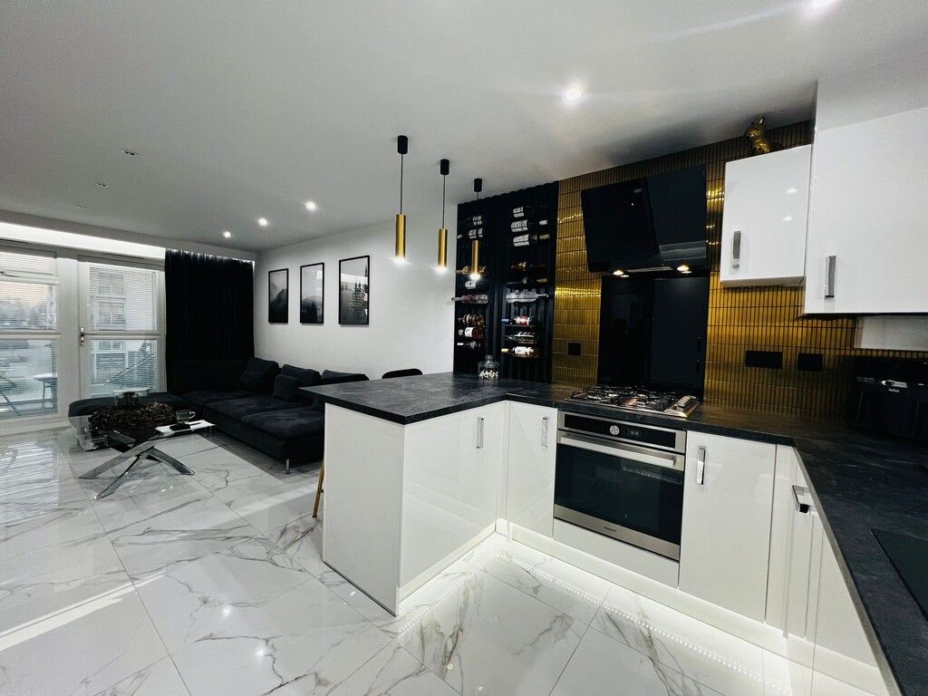 Property photo 3 of 21 Living Room/Kitchen