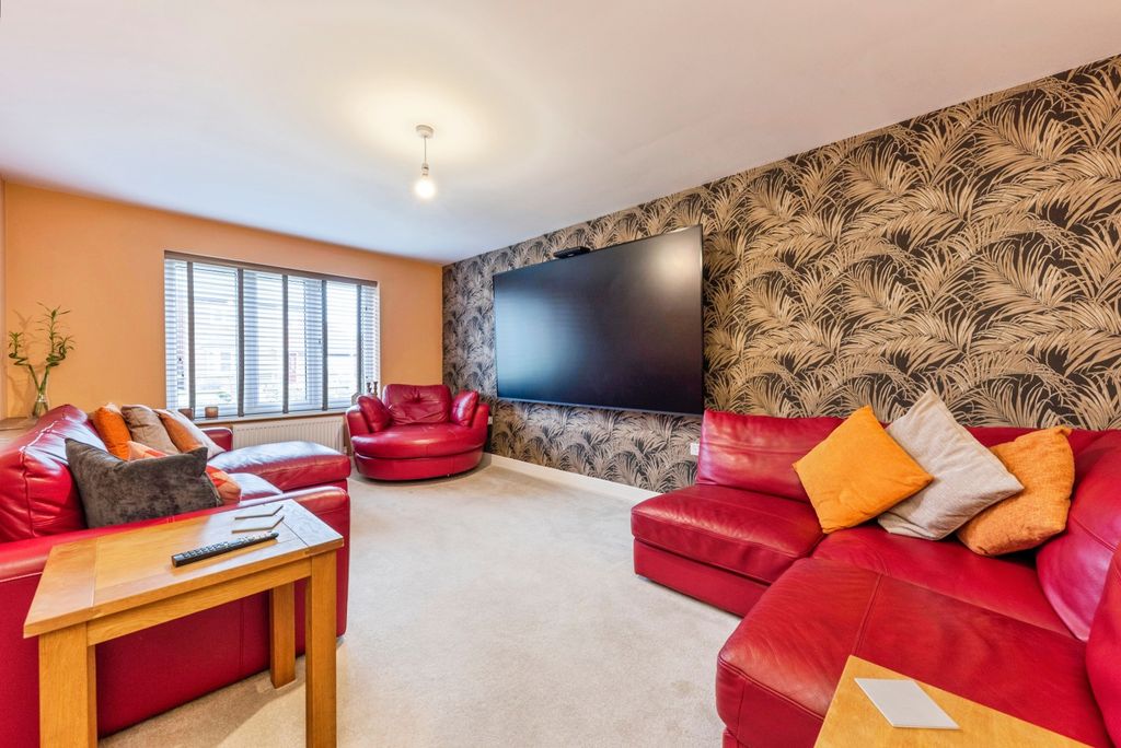 Property photo 2 of 15 Lounge