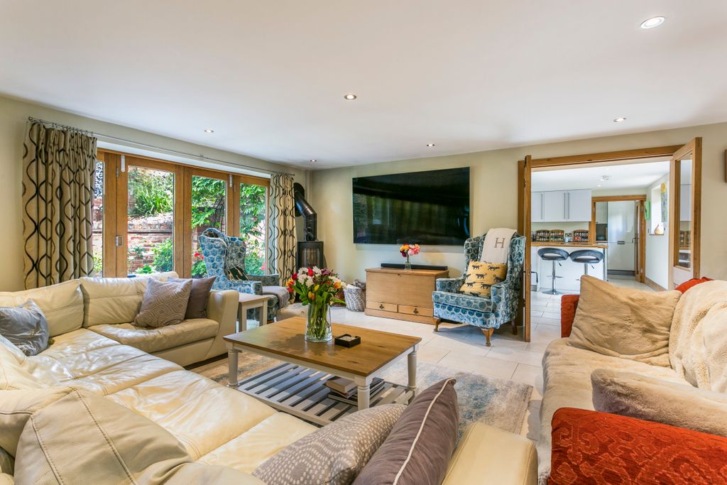 Property photo 2 of 18 Sitting Room