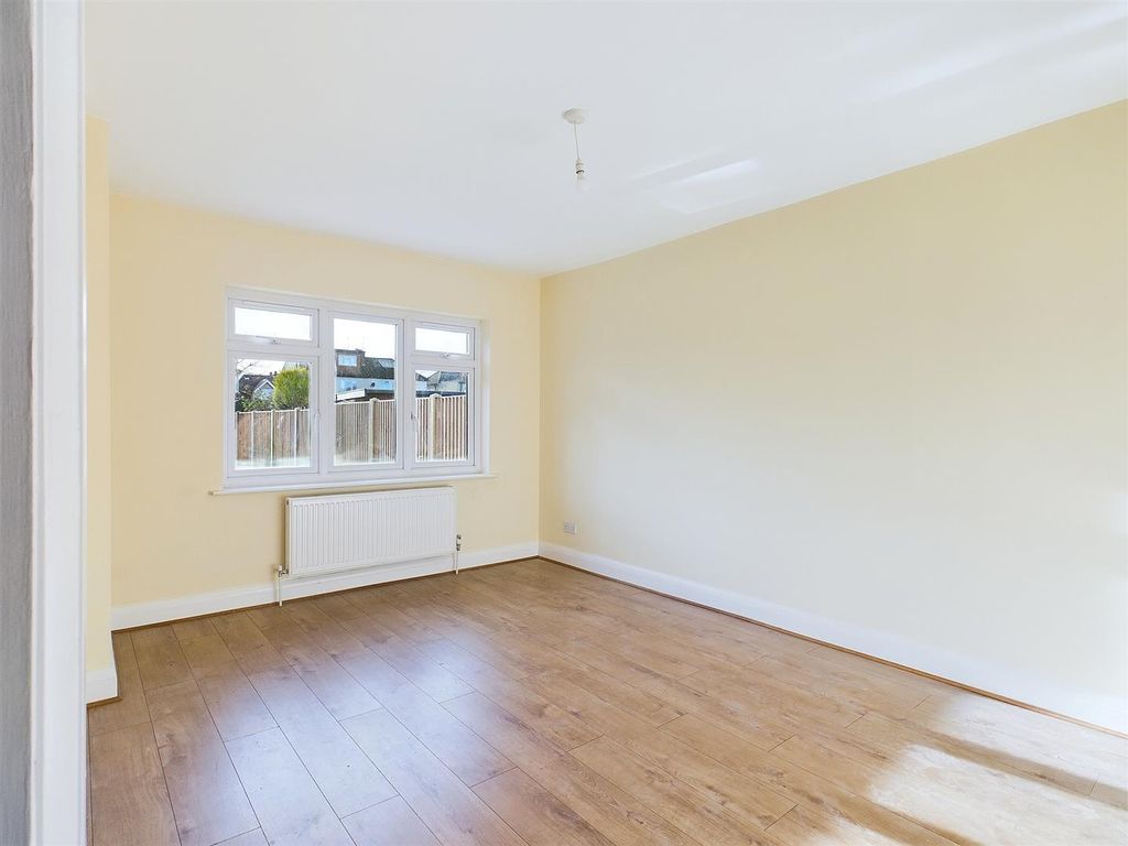 Property photo 3 of 14 Cam03510G0-Pr0034-Still004.Jpg
