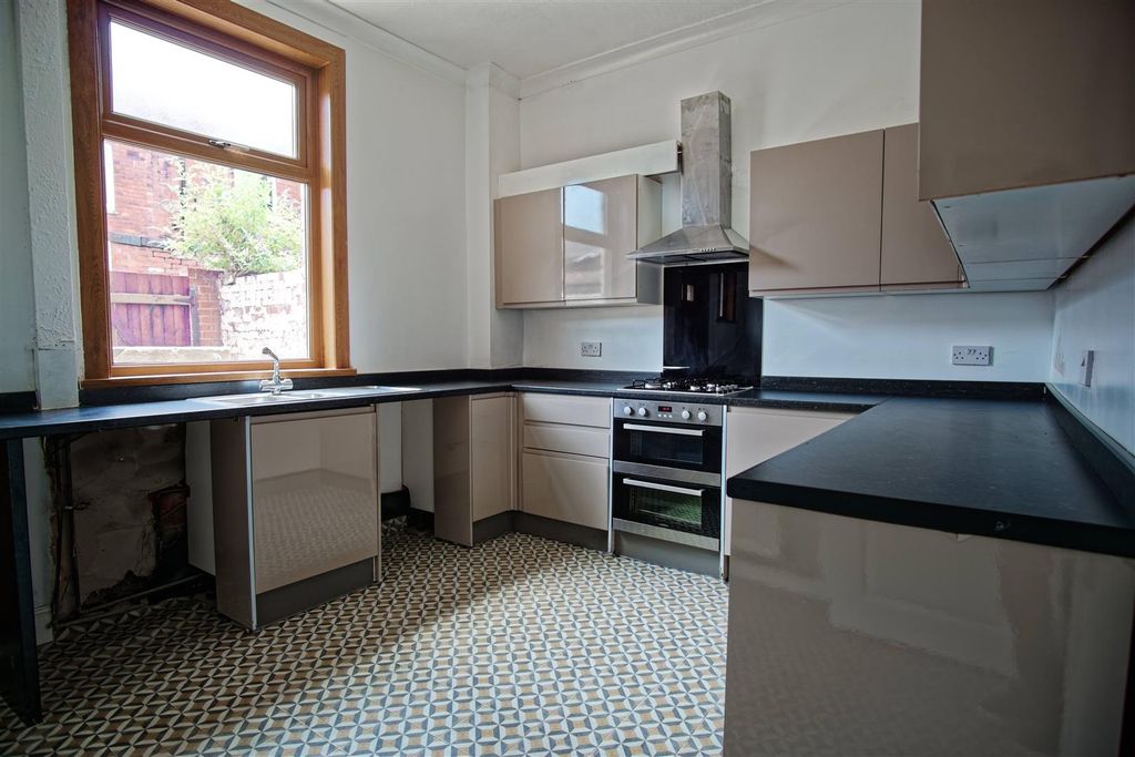Property photo 3 of 8 Kitchen