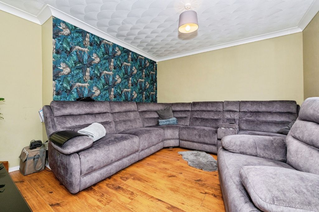 Property photo 2 of 17 Lounge