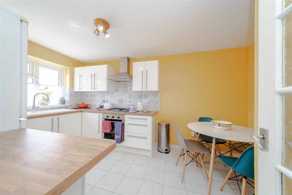 Property photo 3 of 23 Breakfast Kitchen