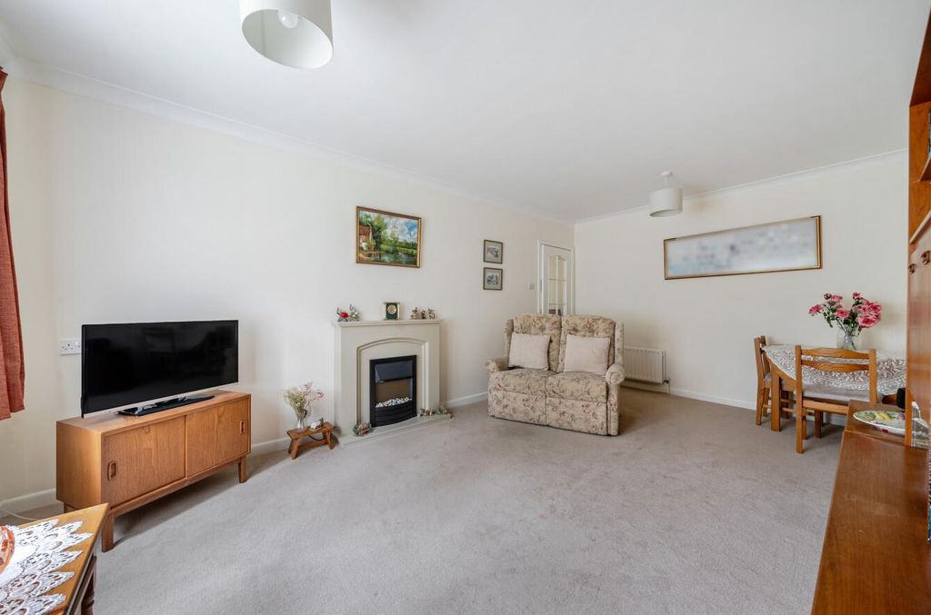 Property photo 2 of 16 Tithewood Close 1 (8).Jpg