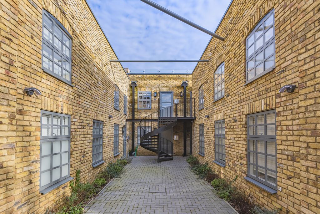 Property photo 2 of 7 570402 (1)