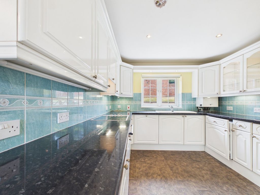 Property photo 3 of 18 Kitchen